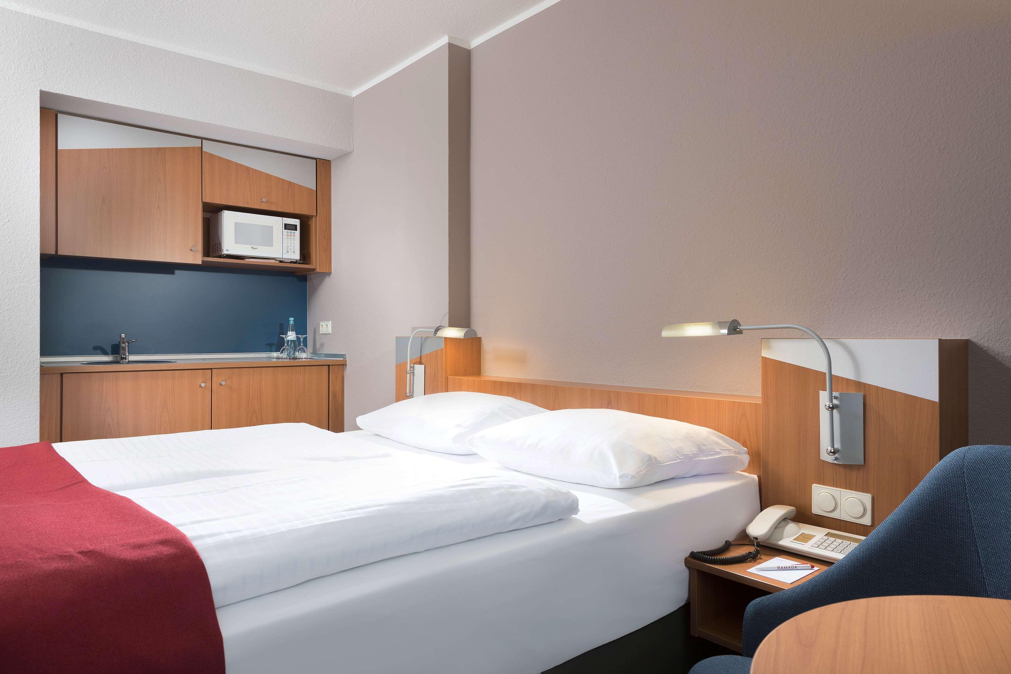 Ramada By Wyndham Hannover Messe Laatzen Exterior foto