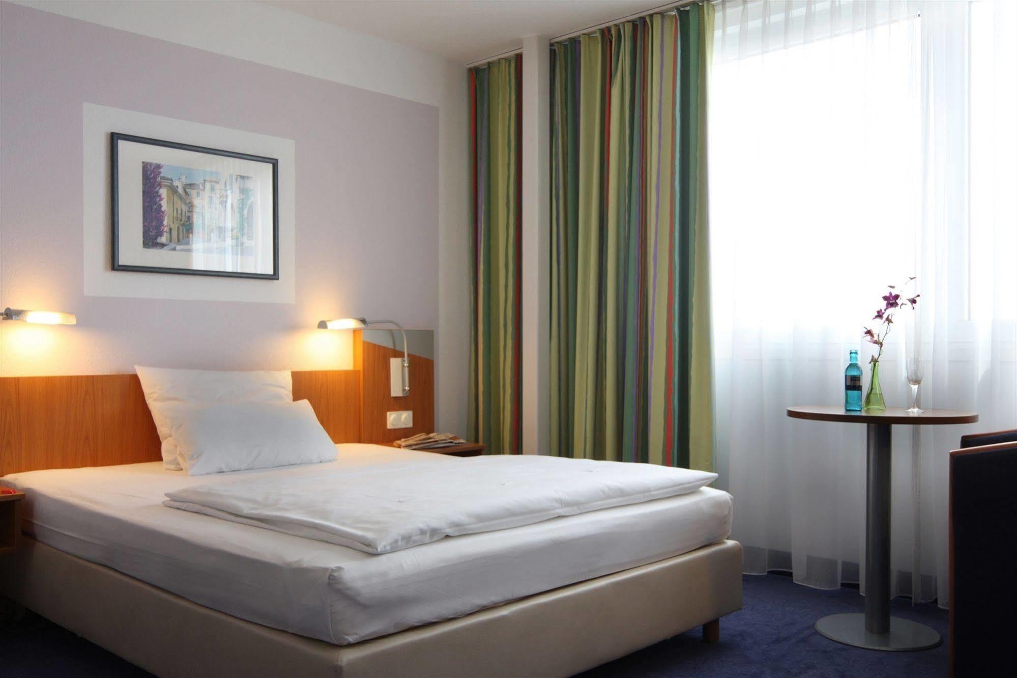 Ramada By Wyndham Hannover Messe Laatzen Exterior foto