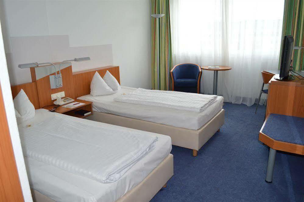 Ramada By Wyndham Hannover Messe Laatzen Exterior foto
